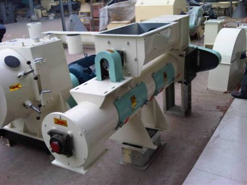 Screw feed conditioners